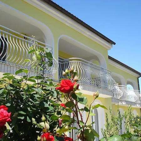 בית הארחה Ana 4*